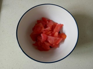 6、番茄炒西葫芦,将西红柿切成小块