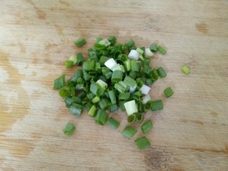 7、番茄炒西葫芦,小葱清洗干净切成葱花