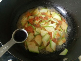 13、番茄炒西葫芦,加入一勺生抽