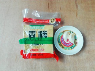 1、厨房挑战+素菜+香菜枸杞麻油香糕,准备好了香糕蒜瓣