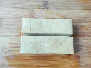 2、厨房挑战+素菜+香菜枸杞麻油香糕,香糕一切为二