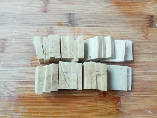 3、厨房挑战+素菜+香菜枸杞麻油香糕,切薄片