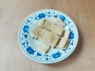 4、厨房挑战+素菜+香菜枸杞麻油香糕,成盘备用