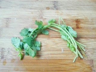 5、厨房挑战+素菜+香菜枸杞麻油香糕,香菜洗净，去掉根部