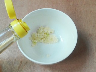 9、厨房挑战+素菜+香菜枸杞麻油香糕,蒜泥放小碗里，放生抽