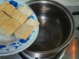 12、厨房挑战+素菜+香菜枸杞麻油香糕,小锅烧开水，放香糕烧开