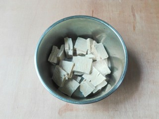 14、厨房挑战+素菜+香菜枸杞麻油香糕,放到盆子里