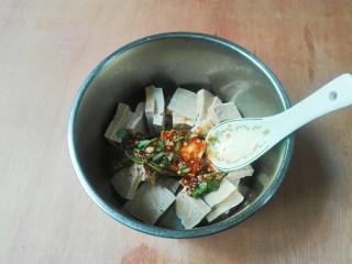 15、厨房挑战+素菜+香菜枸杞麻油香糕,放进碗汁拌匀倒进盘子里面