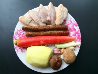 1、四宝烧鸡翅,准备材料如图。