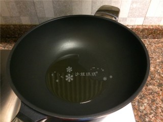 3、四宝烧鸡翅,热锅倒油烧至八成热。