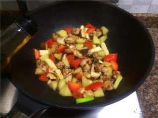 8、四宝烧鸡翅,倒入适量生抽翻炒10秒。