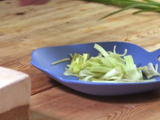 1、【椒麻鸡杂】—川菜独特味型的典范,鸡杂洗净冷水下锅加姜片、花椒、料酒、盐，水开后煮20分钟左右。煮好的鸡杂捞出后晾凉