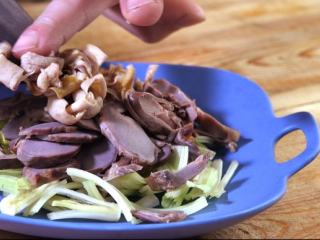 2、【椒麻鸡杂】—川菜独特味型的典范,香芹切段打底、鸡杂切好置于其上