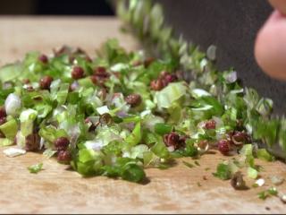 4、【椒麻鸡杂】—川菜独特味型的典范,香葱剁细备用