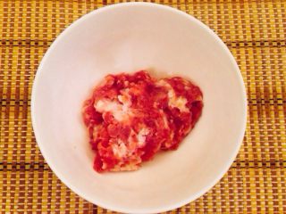 1、鱼香茄子,将五花肉洗净去皮，剁成肉末。