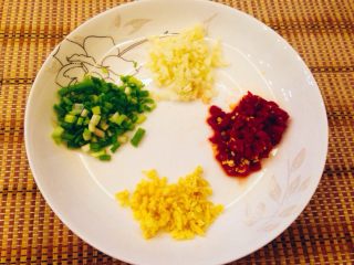 2、鱼香茄子, 将蒜姜切末，泡辣椒剁碎，小香葱切成葱花（葱白和葱叶分开）。