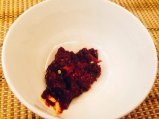 3、鱼香茄子,把郫县豆瓣酱剁碎备用。