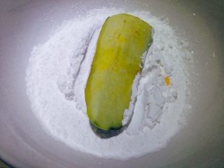 6、鱼香茄子,鸡蛋内加入盐1g搅拌打匀，将腌制好的茄子倒掉脱出的水分，裹上蛋液，然后粘上干淀粉，再裹一层蛋液。