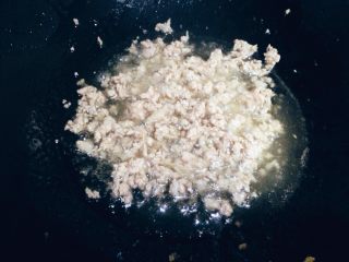 9、鱼香茄子,干净炒锅内加入之前滤出来色拉油40g，油温烧至四成热时，锅内下入肉末翻炒至肉末颜色变白。