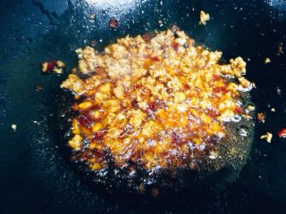 10、鱼香茄子,加入郫县豆瓣酱，中火炒制出红油。