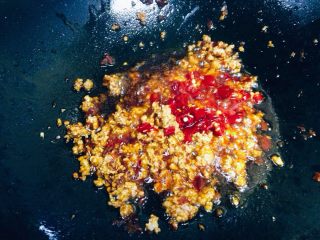 11、鱼香茄子,加入泡红辣椒碎炒出香味。