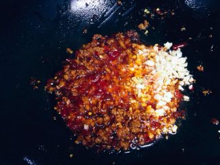 12、鱼香茄子,加入蒜姜末翻炒出香味。