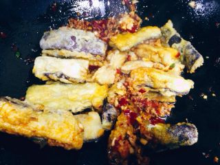 13、鱼香茄子,将炸好的茄子加入锅中翻炒均匀。