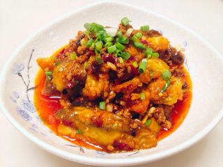 15、鱼香茄子,然后加入小葱葱白部分，再加入适量的味汁，大火翻炒收汁即可出锅。最后把小香葱葱花洒在茄子上面即可成菜。