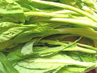 1、辣炒菜苔,菜苔洗净，用手掰成三节