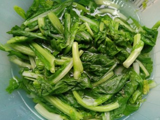 3、辣炒菜苔,捞出过凉水后，挤干水分备用