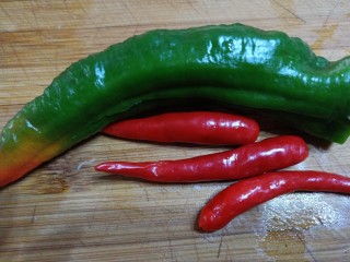4、辣炒菜苔,辣椒洗净去仔