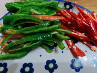 5、辣炒菜苔,切丝备用