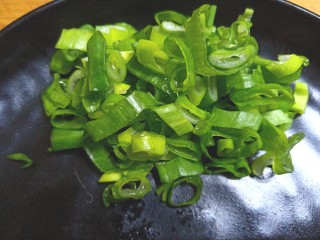 6、辣炒菜苔,切好葱花