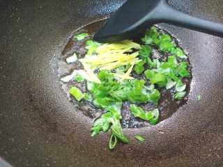 9、辣炒菜苔,下葱姜爆香