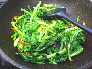 11、辣炒菜苔,在下入菜苔翻炒片刻