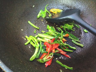 10、辣炒菜苔,放辣椒丝翻炒