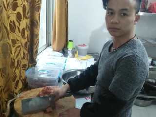 2、油焖火锅鸡,斩件中。