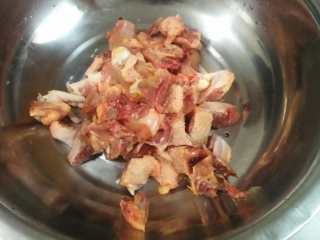 3、油焖火锅鸡,斩件完成。