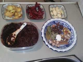 4、油焖火锅鸡,准备好调味料。