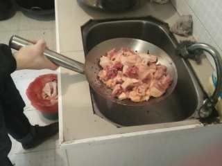 6、油焖火锅鸡,斩件好的鸡块用水冲洗干净后劲量沥干水分。