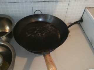 7、油焖火锅鸡,锅中倒入大量的油，升温至油冒青烟，将沥干水分的鸡块炸制30秒后捞出备用。家里如果没有条件这样用油也可以劲量多放油炒制鸡块，但记住一定要高油温下来进行炒制。