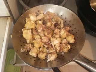 8、油焖火锅鸡,过油后的鸡块。