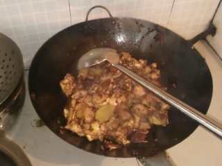 9、油焖火锅鸡,锅中下油煸香姜蒜，炒香豆瓣酱，下入过油后的鸡块翻炒片刻后加入香料继续翻炒，香料香味炒出后加入适当的干辣椒、盐、鸡精、白糖、生抽、老抽翻炒片刻后倒入开水至刚好浸过鸡块就可。