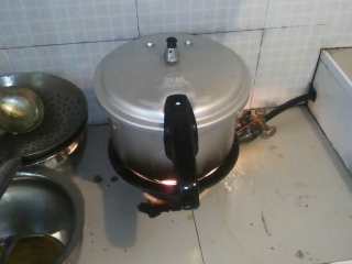 11、油焖火锅鸡,冒气后2分半必须离火开盖，这个时候的鸡肉口感是刚刚好的。