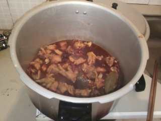 12、油焖火锅鸡,开盖后直接倒入火锅中，为求美观可将看的见的大块香料和姜片残渣摘出来扔掉，点火就可以享用了，边吃可以边涮菜。