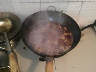 10、油焖火锅鸡,锅内烧开后倒入高压锅内压制。