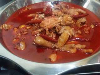 13、油焖火锅鸡,按自己喜好可在上面洒上香菜和葱段来装饰和提香。