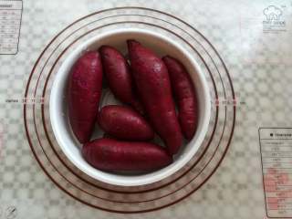 1、奶香紫薯泥,紫薯洗净去掉首尾放入电饭煲的蒸篮里