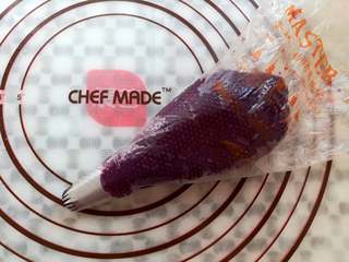 13、奶香紫薯泥,取一部分紫薯泥装到裱花袋里