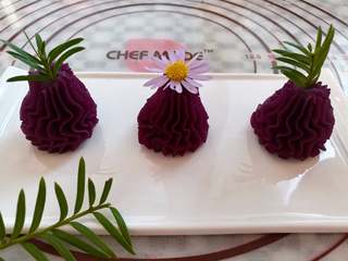 14、奶香紫薯泥,把紫薯泥挤出喜欢的形状